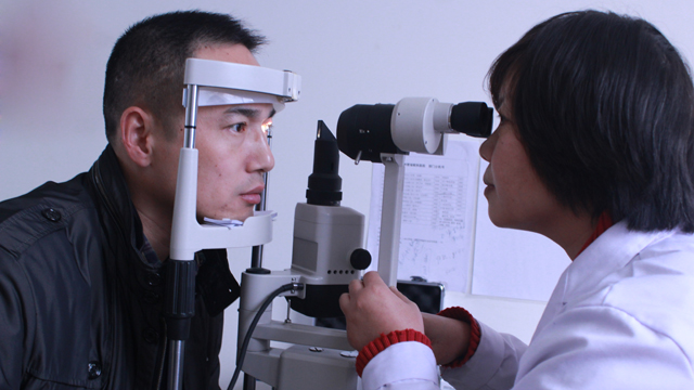 摘掉近视镜，警院教授华丽变身